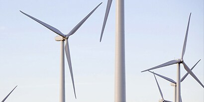 Vista aérea del tendido eléctrico rural
